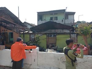 Kompor Meledak Saat Masak, Rumah di Gajahan Solo Ludes Terbakar Kompor Meledak Saat Masak, Rumah di Gajahan Solo Ludes Terbakar