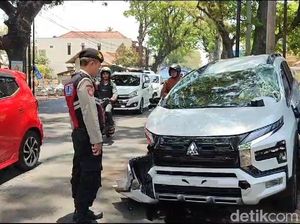 Mobil Terbalik gegara Sopir Ngantuk, Injak Rem Malah Pedal Gas