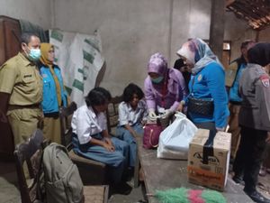 Dinsos Jatim Beri Bantuan ke Ibu dan 3 Anak Difabel di Blitar Dinsos Jatim Beri Bantuan ke Ibu dan 3 Anak Difabel di Blitar