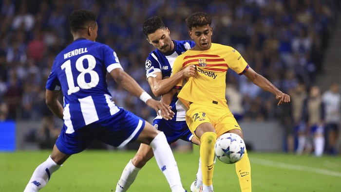 Lamine Yamal Porto's Stephen Eustaquio fights for the ball with Barcelona's Lamine Yamal, right, during a Champions League group H soccer match between FC Porto and Barcelona at the Dragao stadium in Porto, Portugal, Wednesday, Oct. 4, 2023. (AP Photo/Luis Vieira)