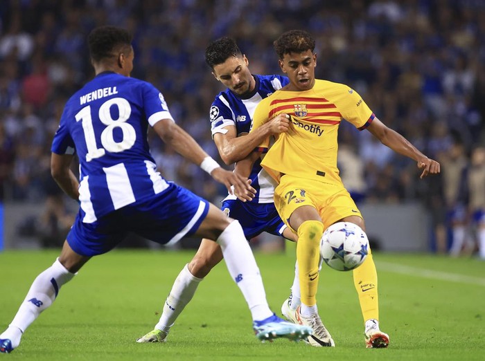 Porto's Stephen Eustaquio fights for the ball with Barcelona's Lamine Yamal, right, during a Champions League group H soccer match between FC Porto and Barcelona at the Dragao stadium in Porto, Portugal, Wednesday, Oct. 4, 2023. (AP Photo/Luis Vieira)