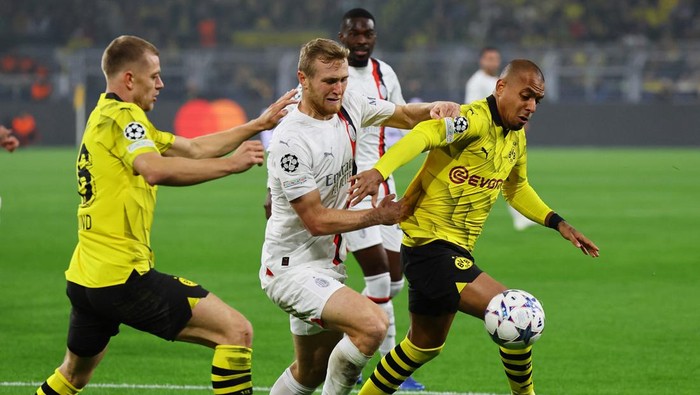 Soccer Football - Champions League - Group F - Borussia Dortmund v AC Milan - Signal Iduna Park, Dortmund, Germany - October 4, 2023 AC Milans Tommaso Pobega in action with Borussia Dortmunds Julian Ryerson and Donyell Malen REUTERS/Wolfgang Rattay