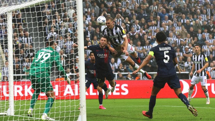 Soccer Football - Champions League - Group F - Newcastle United v Paris St Germain - St James Park, Newcastle, Britain - October 4, 2023 Newcastle Uniteds Dan Burn scores their second goal Action Images via Reuters/Lee Smith