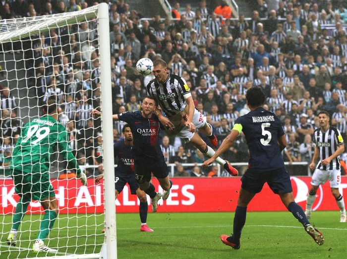 Soccer Football - Champions League - Group F - Newcastle United v Paris St Germain - St James Park, Newcastle, Britain - October 4, 2023 Newcastle Uniteds Dan Burn scores their second goal Action Images via Reuters/Lee Smith