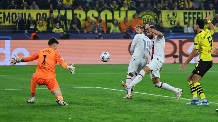 Soccer Football - Champions League - Group F - Borussia Dortmund v AC Milan - Signal Iduna Park, Dortmund, Germany - October 4, 2023 AC Milans Olivier Giroud shoots at goal REUTERS/Wolfgang Rattay