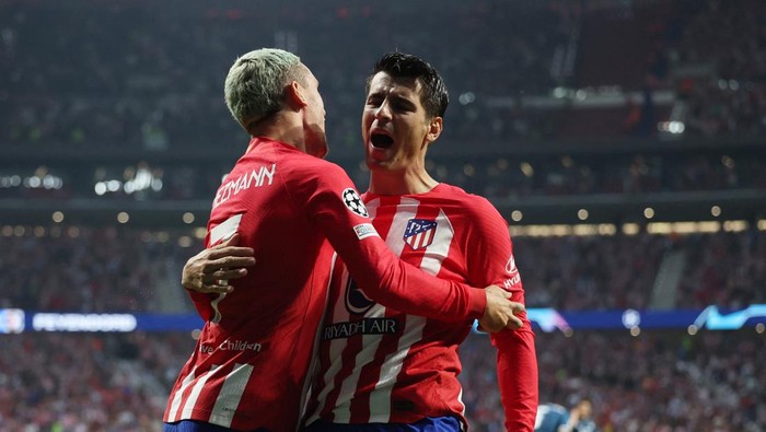 Soccer Football - Champions League - Group E - Atletico Madrid v Feyenoord - Metropolitano, Madrid, Spain - October 4, 2023 Atletico Madrids Alvaro Morata celebrates scoring their third goal with Antoine Griezmann REUTERS/Isabel Infantes