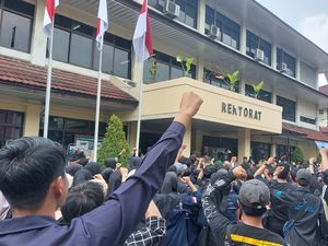 Mahasiswa Geruduk Gedung Rektorat UIKA Bogor Minta Dugaan Pelecehan Diusut