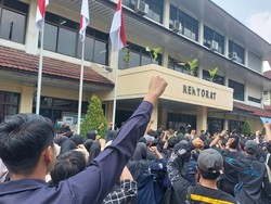 Mahasiswa Geruduk Gedung Rektorat UIKA Bogor Minta Dugaan Pelecehan Diusut