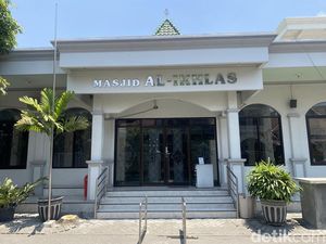 10 Polisi Diterjunkan Buntut Pria Ngamuk Protes Rebana di Masjid Surabaya 10 Polisi Diterjunkan Buntut Pria Ngamuk Protes Rebana di Masjid Surabaya