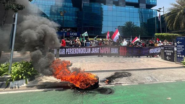 Massa Bakornas LKBHMI PB HMI Demo di Depan Bank UOB