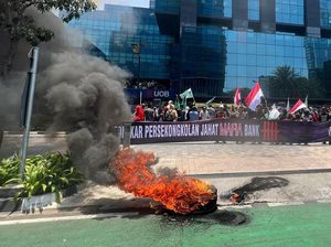 Massa Bakornas LKBHMI PB HMI Demo di Depan Bank UOB
