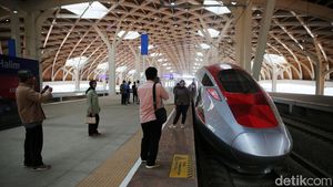 Melihat Antusias Warga Jajal Kereta Cepat Jakarta-Bandung