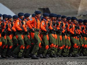 Melihat Defile Pasukan saat HUT ke-78 TNI di Monas