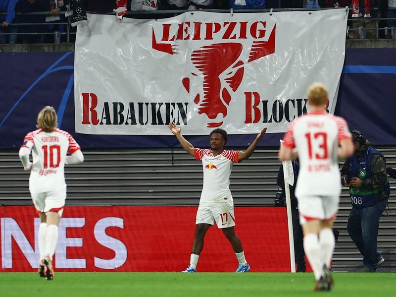 Manchester City meraih tiga angka di kandang RB Leipzig. The Citizens menang 3-1. Leipzig vs Man City tersaji di Red Bull Arena pada laga Grup G Liga Champions, Kamis (5/10/2023).