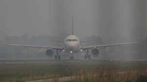 Ngeri! Kabut Asap Bikin Jarak Pandang di Bandara Palangka Raya Terbatas