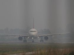Ngeri! Kabut Asap Bikin Jarak Pandang di Bandara Palangka Raya Terbatas