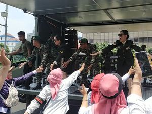 Parade Alutsista TNI Lintasi Jl MH Thamrin, Warga Riuh dan Langsung Foto-foto
