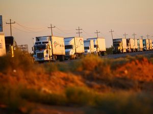 Patroli Perbatasan AS-Meksiko Diperkekat Bikin Truk Antre Mengular Patroli Perbatasan AS-Meksiko Diperkekat Bikin Truk Antre Mengular
