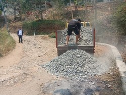 Kala Warga Ikut Turun Bantu Perbaikan Jalan di Pelosok KBB