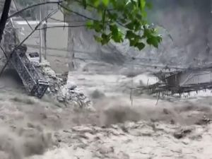 Penampakan Banjir Bandang di Himalaya India, 14 Orang Tewas