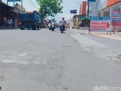 Aspal Jalan di Jatinom Klaten Melembung, Diduga Dampak Truk Pasir