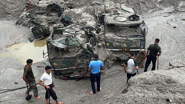 Penampakan Truk-truk Jadi Korban Banjir Bandang di India