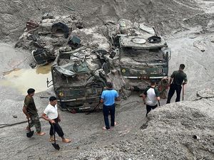 Penampakan Truk-truk Jadi Korban Banjir Bandang di India