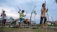 Keren... Anak-anak di Sigi Masih Main Egrang Lho