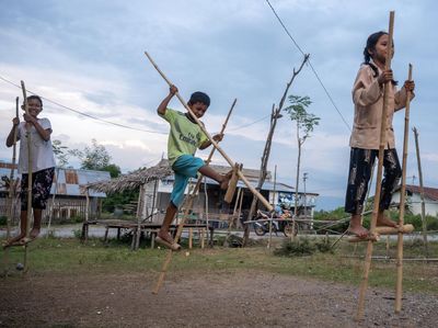 Keren... Anak-anak di Sigi Masih Main Egrang Lho