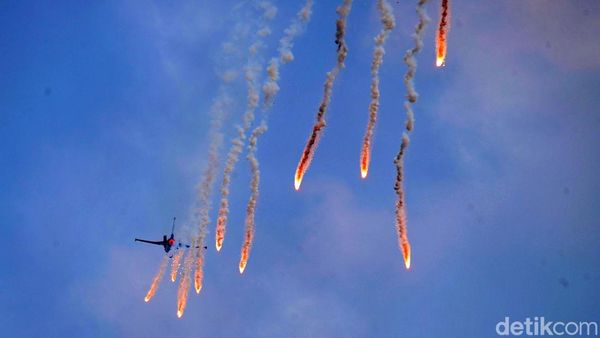 Pesawat Tempur TNI Unjuk Gigi di Jakarta