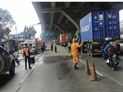 Jalanan di Cilincing Jakut Dicuci Damkar gegara Tumpahan Solar