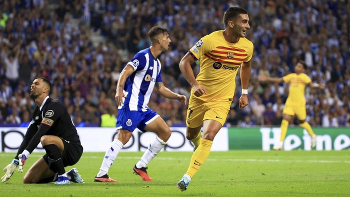 Barcelonas Ferran Torres celebrates after scoring the opening goal during a Champions League group H soccer match between FC Porto and Barcelona at the Dragao stadium in Porto, Portugal, Wednesday, Oct. 4, 2023. (AP Photo/Luis Vieira)