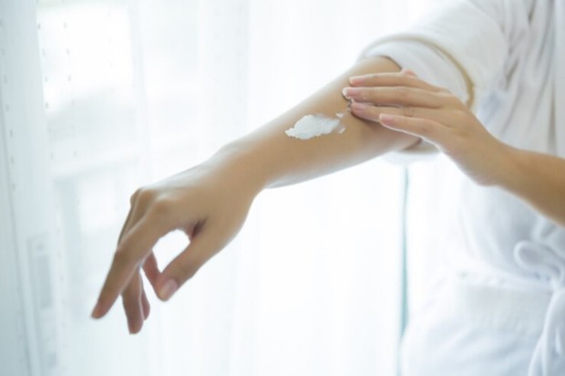 Potret ilustrasi menggunakan lotion/ Foto: freepik.com Potret ilustrasi menggunakan lotion