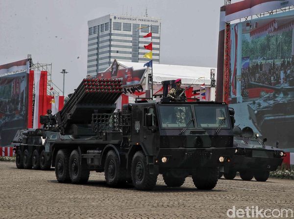 Potret Parade Alutsista di Monas saat HUT ke-78 TNI