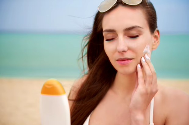 Potret pengaplikasian sunscreen/ Foto: freepik.com Potret pengaplikasian sunscreen