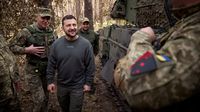 Potret Zelenskyy Kunjungi Garis Depan Perang di Ukraina Timur