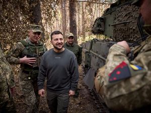 Potret Zelenskyy Kunjungi Garis Depan Perang di Ukraina Timur