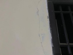 Mudah! Ini 4 Langkah Perbaiki Retak Rambut pada Dinding Rumah