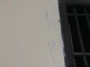 Mudah! Ini 4 Langkah Perbaiki Retak Rambut pada Dinding Rumah Mudah! Ini 4 Langkah Perbaiki Retak Rambut pada Dinding Rumah