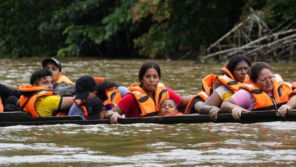 Ribuan Migran Lintasi Rawa Menuju Panama, Banyak Anak Kecil