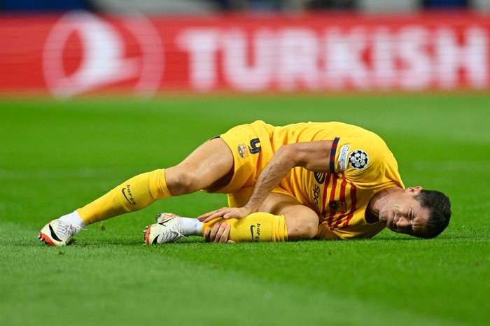 Robert Lewandowski Barcelona's Polish forward #09 Robert Lewandowski lies on the pitch after a fall during the UEFA Champions League 1st round day 2 group H football match between FC Porto and FC Barcelona at the Dragao stadium in Porto on October 4, 2023. (Photo by Patricia DE MELO MOREIRA / AFP)