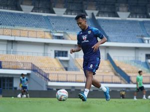Sepakat Persib-Dewa United, Tukar Henhen dengan Robi Darwis Sepakat Persib-Dewa United, Tukar Henhen dengan Robi Darwis