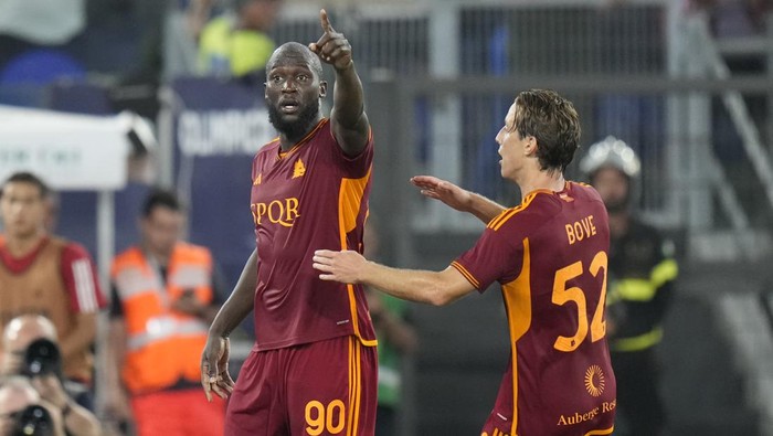 Romas Romelu Lukaku celebrates with Romas Diego Llorente after scoring his sides sixth goal during a Serie A soccer match between Roma and Empoli, at Romes Olympic stadium, Sunday, Sept. 17, 2023. (AP Photo/Alessandra Tarantino)