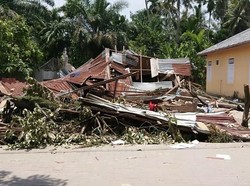 Rumah Pelaku Cabul-Sodomi 35 Anak di Pasaman Dihancurkan Massa