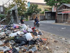 Sampah Menumpuk di Tepi Jalan Bugisan Bantul, DLH: Nanti Kami Evakuasi Sampah Menumpuk di Tepi Jalan Bugisan Bantul, DLH: Nanti Kami Evakuasi