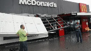 Topan Koinu Bikin McD hingga Starbucks di Taiwan Runtuh