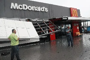 Topan Koinu Bikin McD hingga Starbucks di Taiwan Runtuh Topan Koinu Bikin McD hingga Starbucks di Taiwan Runtuh