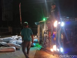 Truk Pakan Ayam Terguling di Jalan Klaten-Boyolali