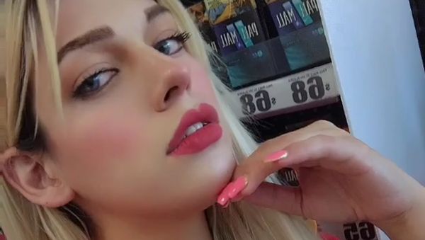 8 Foto Kasir Viral yang Dijuluki Barbie Supermarket, Bikin Pelanggan Terpana