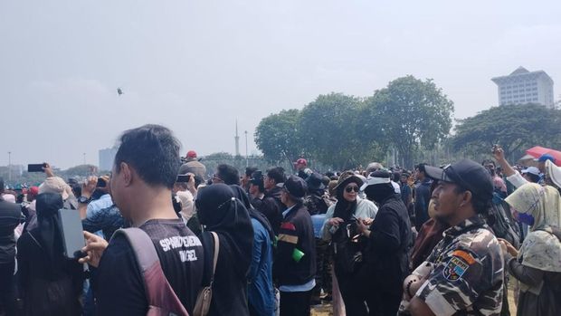 Warga padati Monas untuk tonton atraksi udara dan parade HUT ke-78 TNI (Brigitta/detikcom)